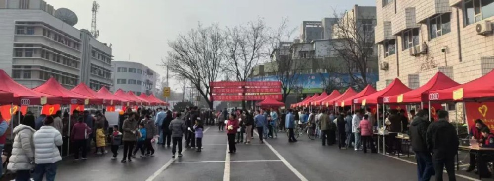 华鲁志愿者积极参加济炼学雷锋活动